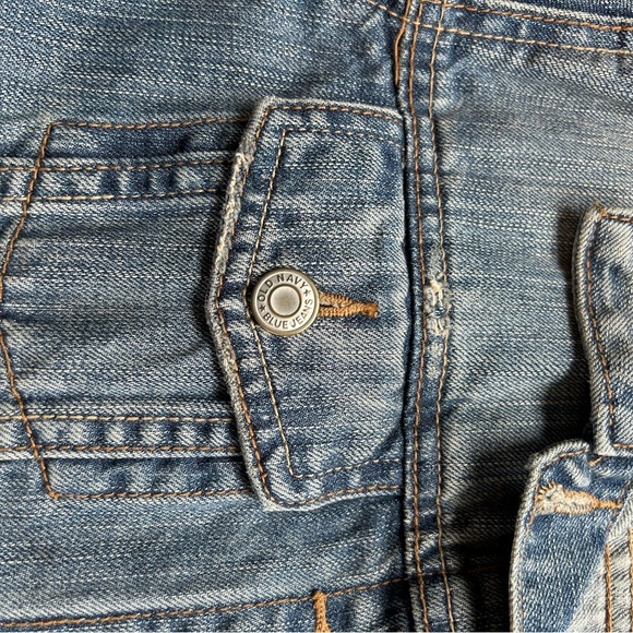 NWOT Old Navy denim jacket. Light distressing. Medium wash. Classic. Size L - Picture 9 of 11